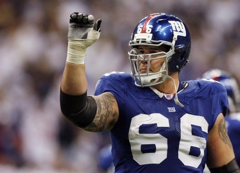 New York Giants guard David Diehl waves goodbye after his team defeated the Dallas Cowboys in their NFC Divisional NFL playoff football game in Irving, Texas, January 13, 2008.    REUTERS/Mike Stone (UNITED STATES)